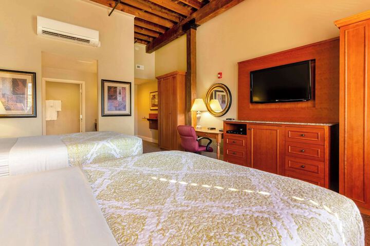 2 Double Beds (18 of 20)