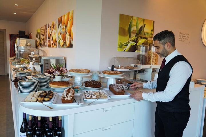Breakfast/Coffee Service 111 of 213