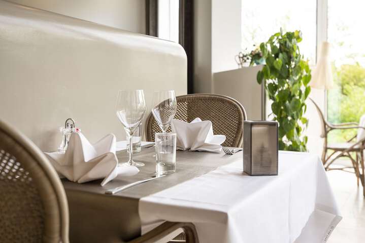 Dining 33 of 65