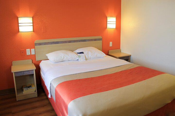 Deluxe Queen Bed (8 of 10)