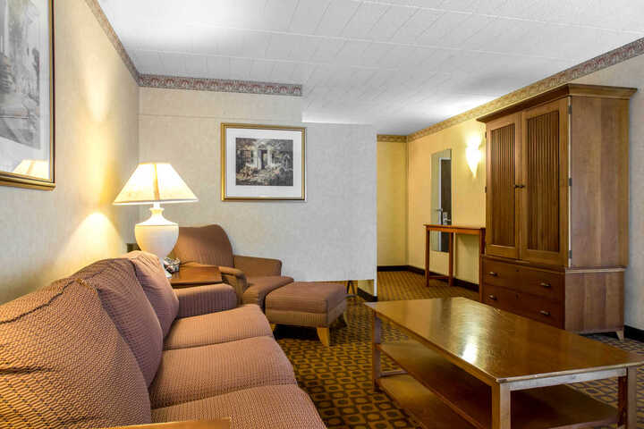 Lounge 31 of 39