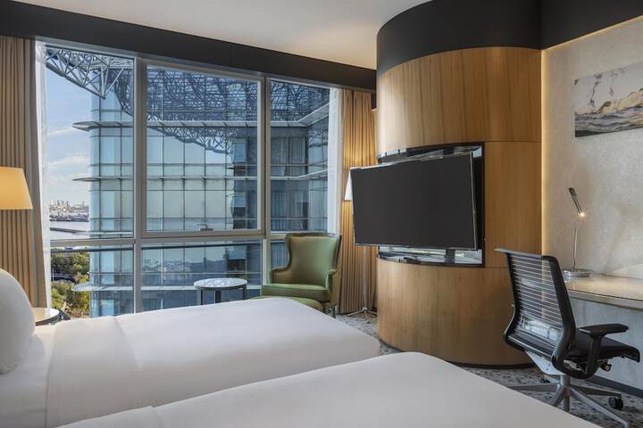 Room 52 of 191