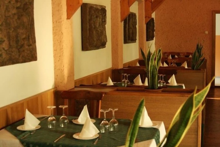 Dining 10 of 19