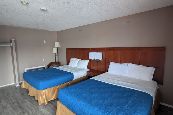 Family Room 2 Queen Beds (7 of 9)
