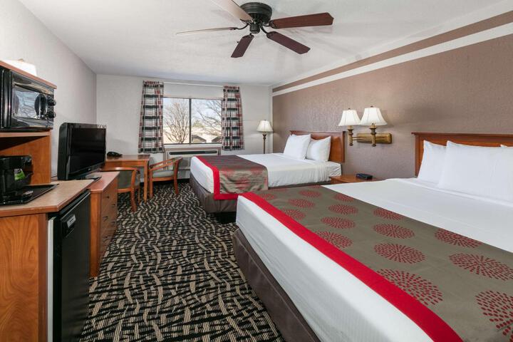2 Queen Beds (3 of 7)