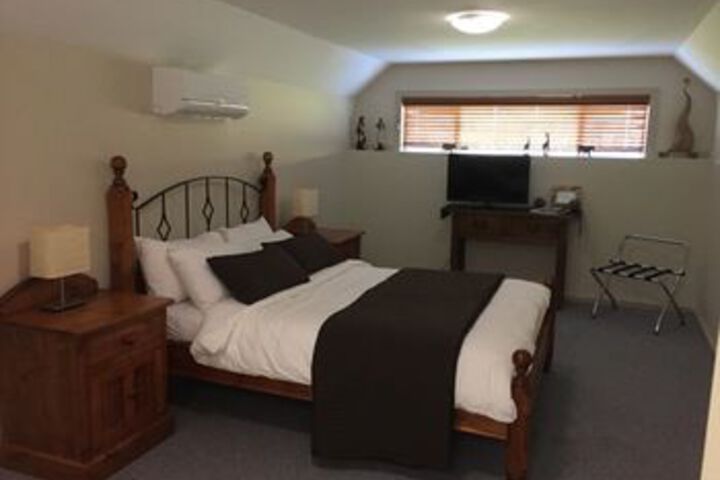 Room 11 of 18