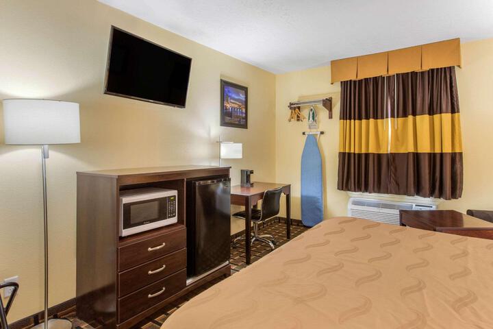 1 King Bed (16 of 16)