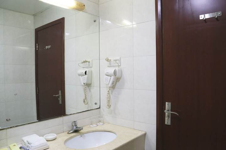 Room 5 of 33