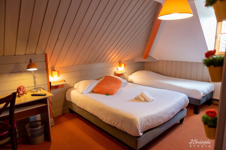 Room 13 of 33