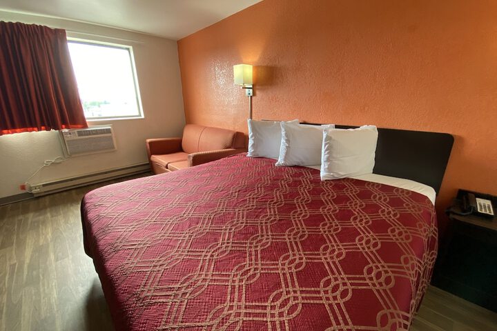 Deluxe Single Queen Bed (6 of 15)