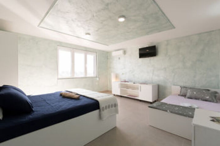 Room 7 of 28