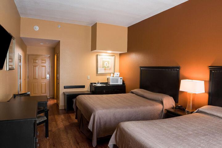 2 Queen Beds (4 of 5)