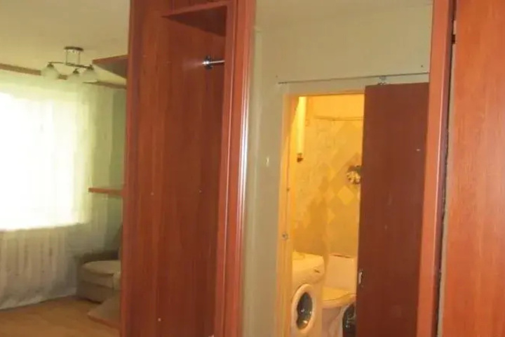 Room 4 of 16
