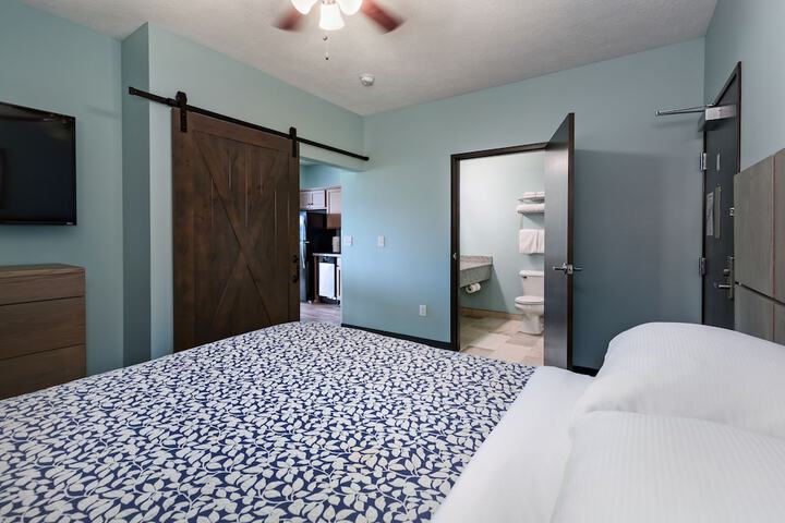 1 King Bed (17 of 39)