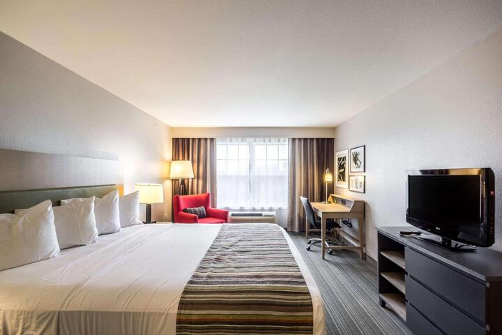 1 King Bed (4 of 13)
