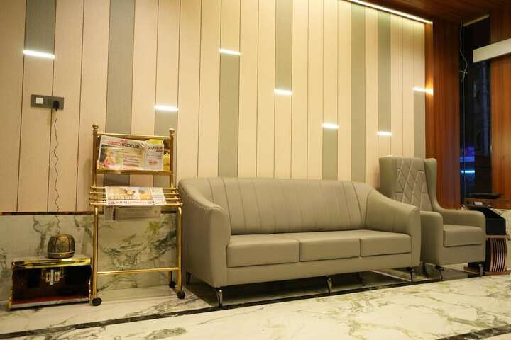 Lounge 25 of 30