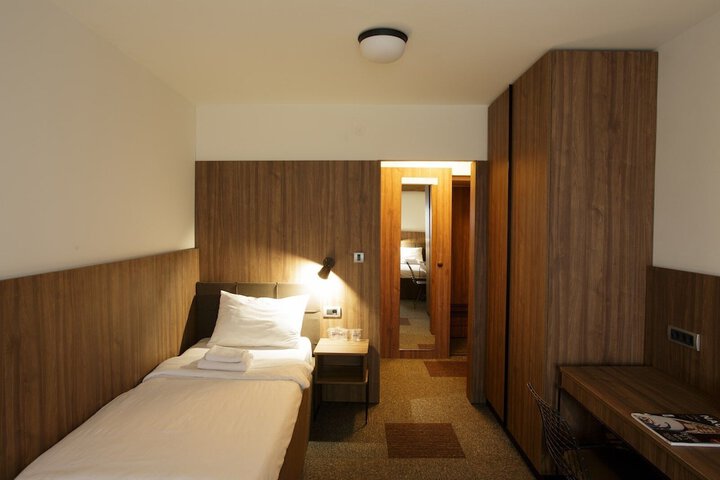 Room 16 of 62