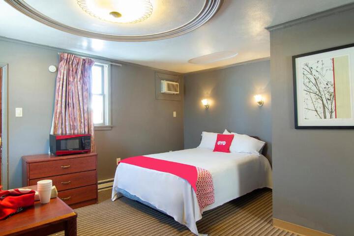 1 King Bed (5 of 9)