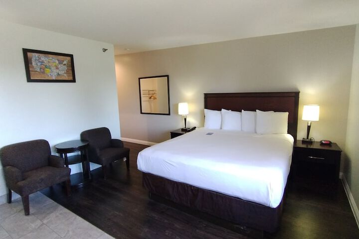 1 King Bed (11 of 18)