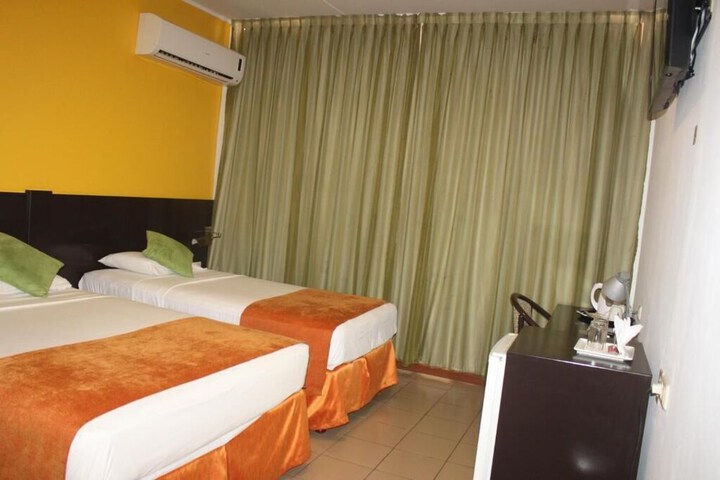 Room 13 of 33