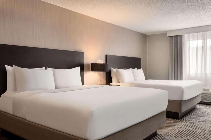 1 King Bed (3 of 7)