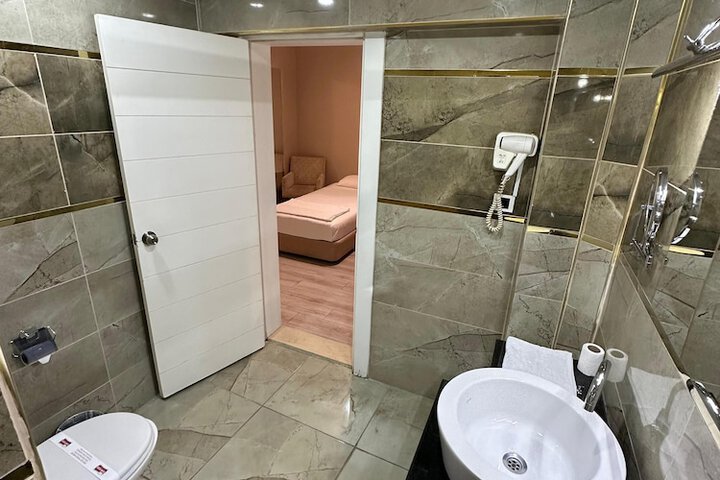 Room 10 of 77