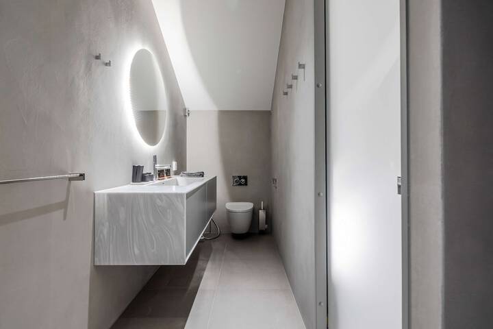 Room 100 of 122