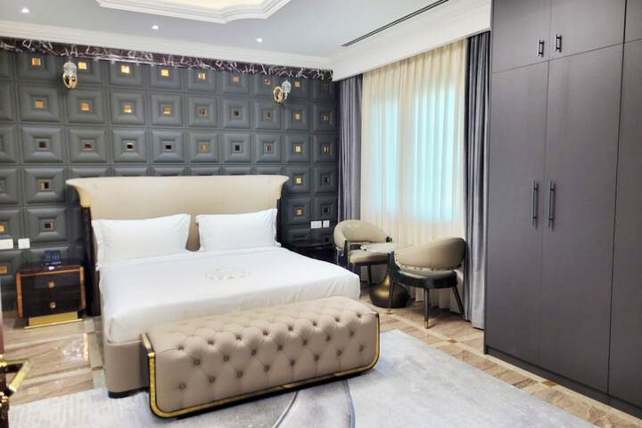 Room 4 of 40