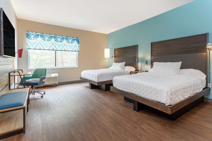 2 Queen Beds (1 of 8)