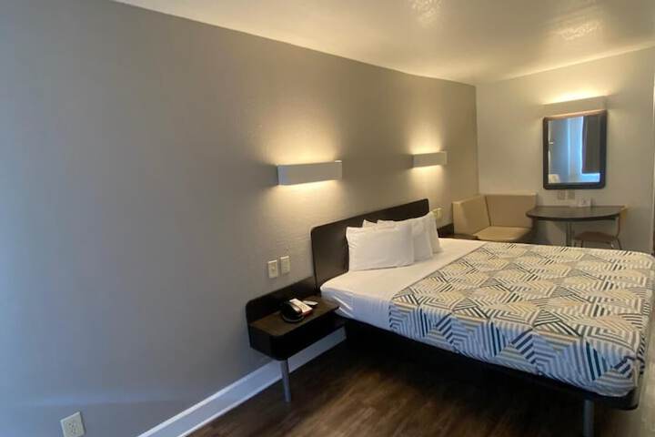 1 King Bed (7 of 10)