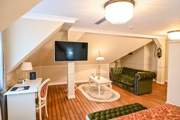 Room 10 of 27