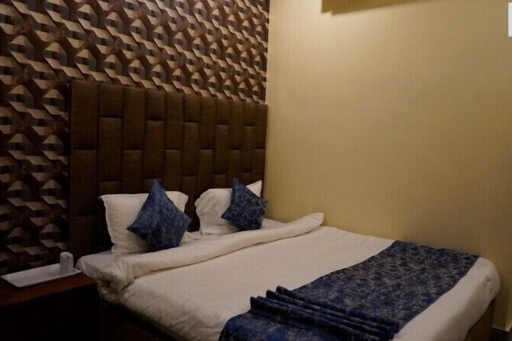 Room 2 of 10