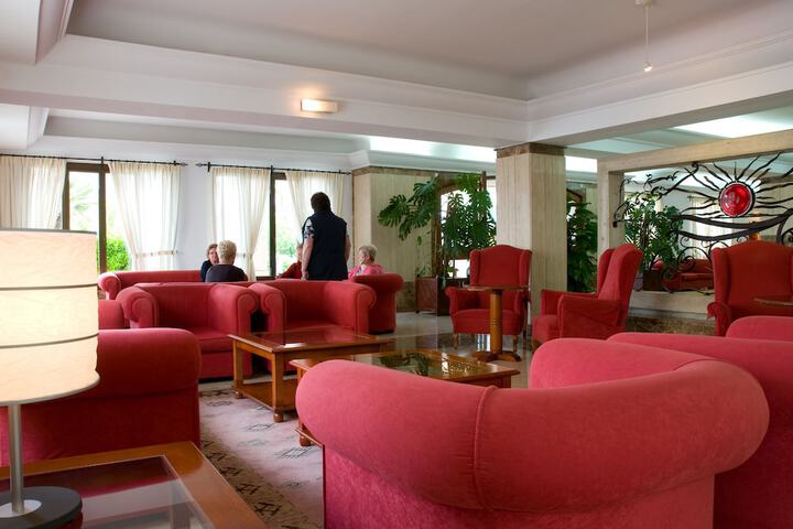 Lounge 63 of 80