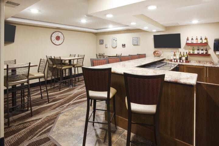 Lounge 7 of 13