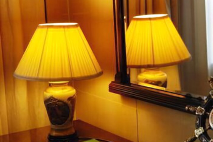 Room 6 of 8