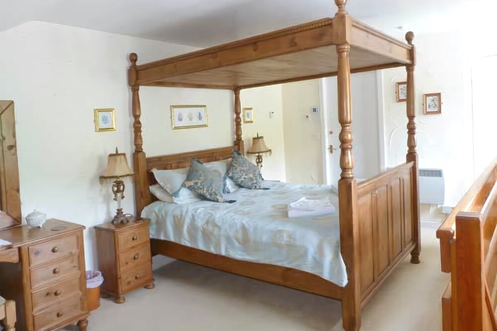 Room 2 of 8