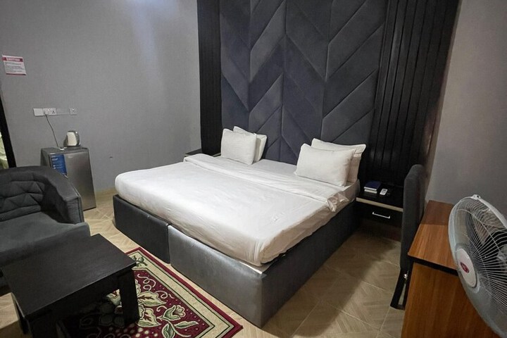 Room 8 of 16