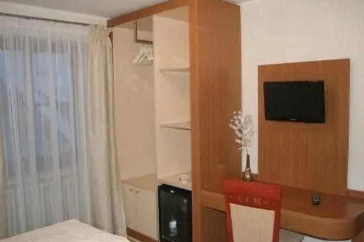 Room 5 of 6