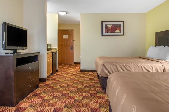 2 Queen Beds (6 of 10)