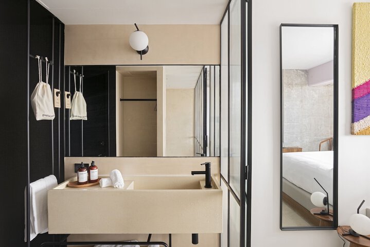 Room 17 of 40