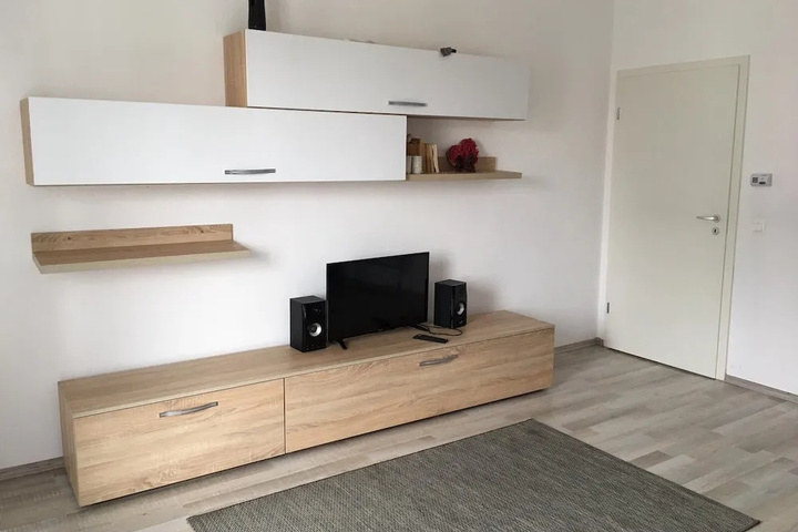 Room 4 of 9