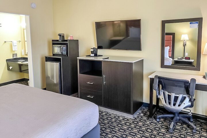 1 King Bed High Floor (1 of 6)