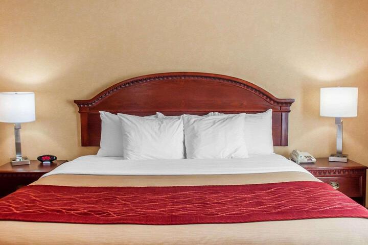 1 King Bed (4 of 18)