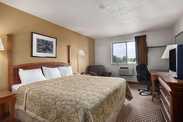 1 King Bed (4 of 14)