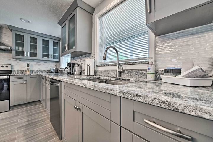 Renovated Port Richey Oasis w / Lanai + Grill!