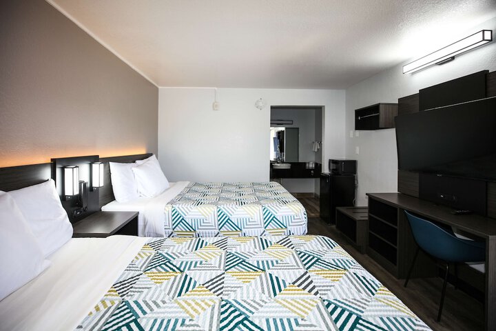 1 Queen Bed (4 of 15)
