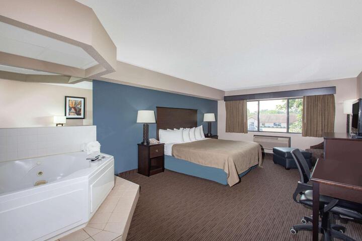 2 Queen Beds (3 of 9)