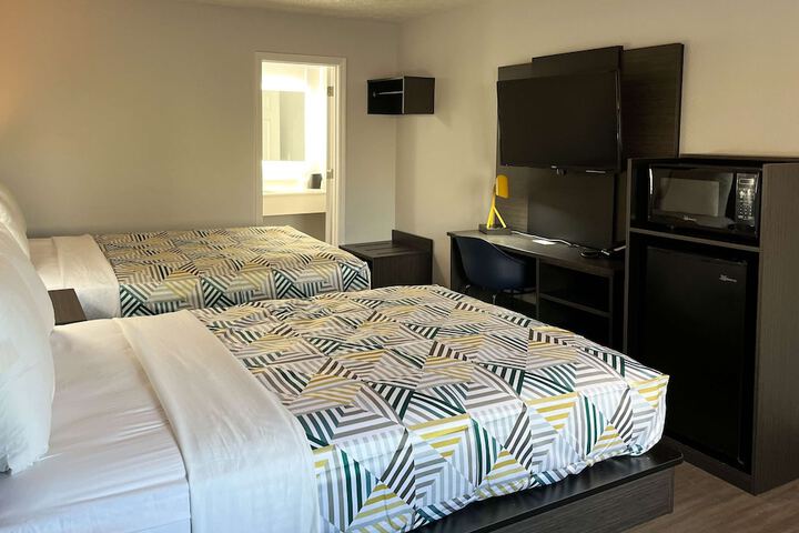 Deluxe Room 2 Double Beds Refrigerator, Microwave (7 of 8)