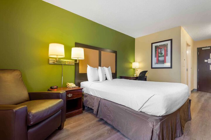 1 Queen Bed Kitchen (4 of 7)