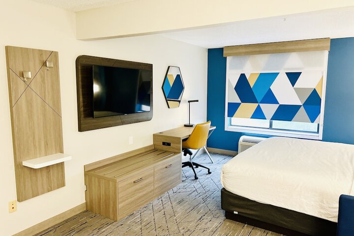 Standard King Bed Accessible (3 of 10)